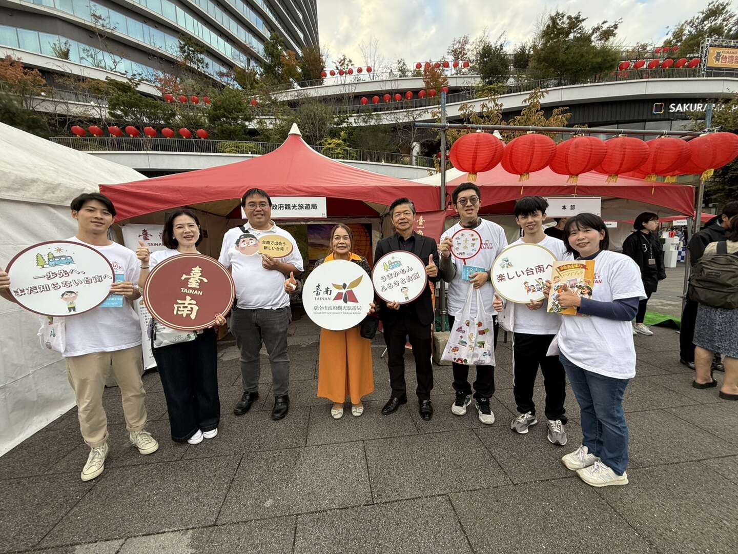 臺南市政府觀光旅遊局出展熊本臺灣祭合影。(中間為九州臺灣商工會賴玉汝榮譽會長,右四為臺北駐福岡經濟文化辦事處何坤松組長。)