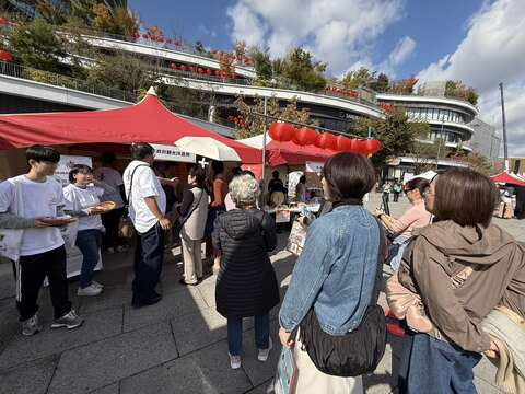 台南观光展摊以丰富内容与多样互动活动吸引众多民众聚集,现场气氛热络。