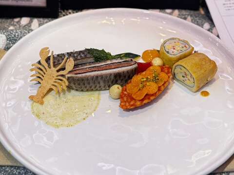 四叶国际餐旅集团主厨林柄宪得奖作品-紫苏风味盐焗台湾鲷与干贝佐青紫苏油将军胡萝卜炖米饭。(林柄宪提供)