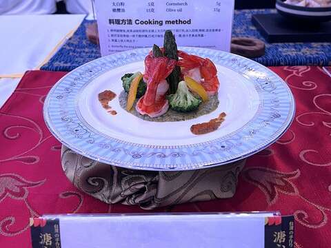 金龙外烩宴席主厨蔡瑞龙得奖作品-明太子青酱大草虾。(蔡瑞龙提供)