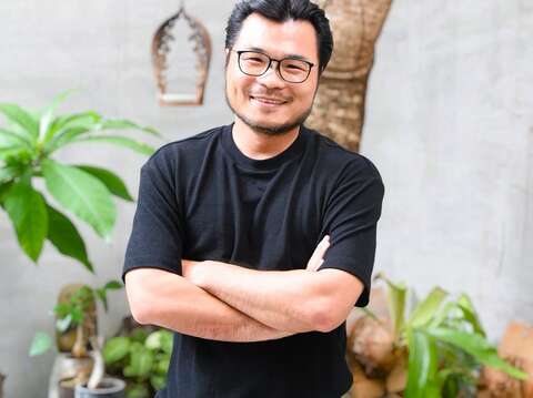 杨士毅是说故事的人,他将成长过程与生活经历化为创作养分,透过艺术带给大家幸福。(张耘书拍摄)