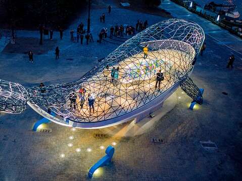 象徵台湾这座岛屿的大鱼,不分你我地承载每个人,航向世界,也提醒大家包容与爱的精神。(杨士毅提供)