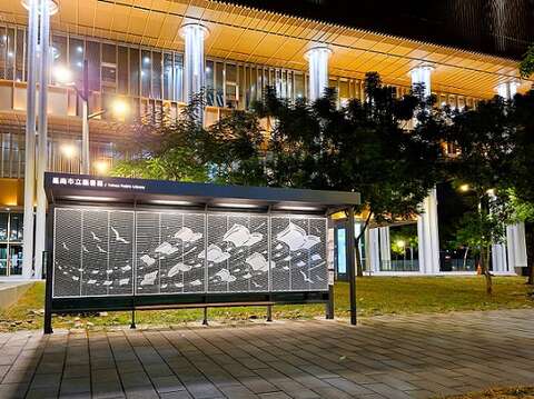 杨士毅结合在地文化与意象,为台南设计多座公车候车亭。(张耘书拍摄)