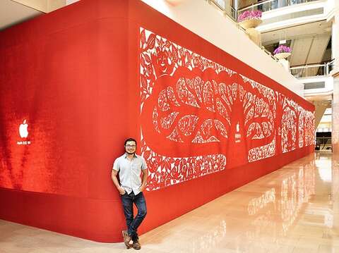 因为理念相近,Apple_Store邀请杨士毅创作「有闲来坐」,长达75公尺,全世界最长的剪纸作品,代表着相聚的力量,让相聚的每个人能走到更远的地方。(杨士毅提供)