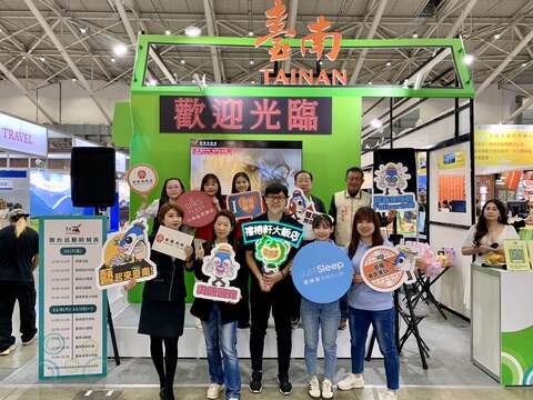 长官与参展业者合影