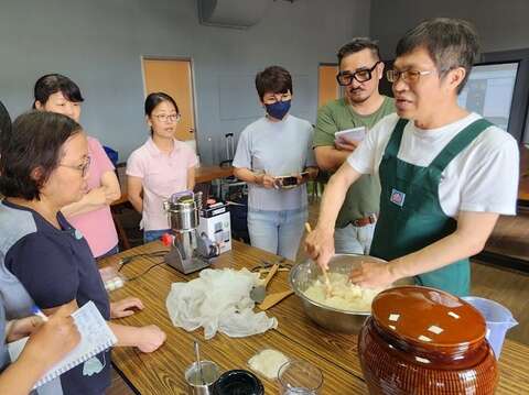 擅长阿美族制麴和酿造工法的丮硠‧玛那(着围裙者)。(丮硠‧玛那提供)