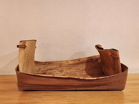 丮硠‧玛那也长於阿美族传统食器制作及竹编。图为他用槟榔叶鞘编成的天然餐具(Paru),放入水和烧红的石头,再加进海产、野菜,就是鲜甜美味的石头火锅。(郑佩雯拍摄)