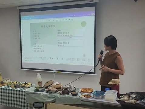 丮硠‧玛那在课程结束时,会请学员展示创意料理作品,分享学习成果,同时反思讨论如何将原住民饮食文化融入现代餐饮。(丮硠‧玛那提供影片、郑佩雯截取照片)