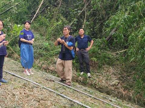丮硠‧玛那带领学生走进山林,认识本土植物不同的香气与特性。(丮硠‧玛那提供)