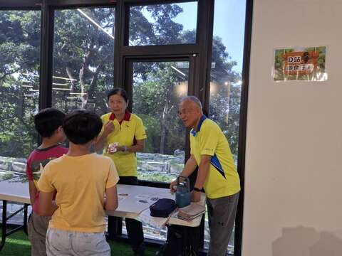 口埤实验小学学童参与观旅局精心设计的「五感环教闯关体验」