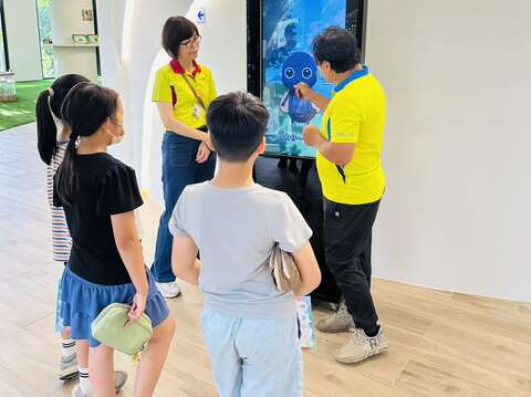 口埤国小师生体验AI智慧导览机台