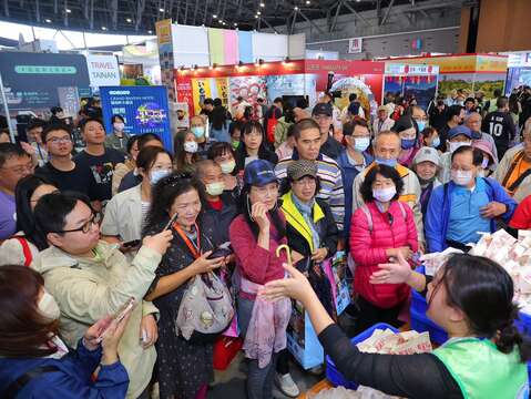2025大台南国际旅展台南馆开幕-送姑姑茶叶蛋及联盈发流沙包