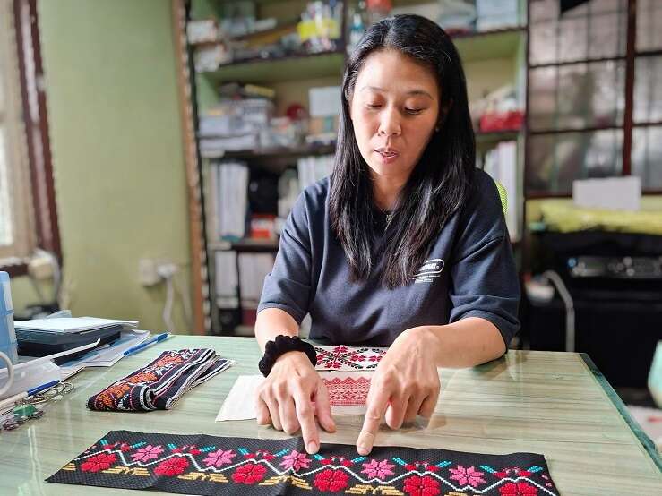 陳怡君在吉貝耍部落學堂工作，也致力復振西拉雅族文化。（張耘書拍攝）