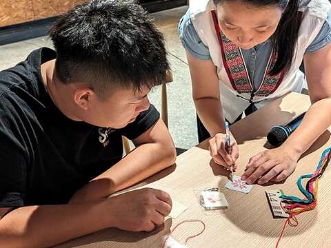 陈怡君推展十字绣，让传统工艺重返族人生活。