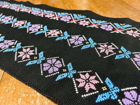 手工细腻、纹样图案丰富、色彩艳丽的十字绣，是西拉雅族服与装饰的一大特色。（陈怡君）