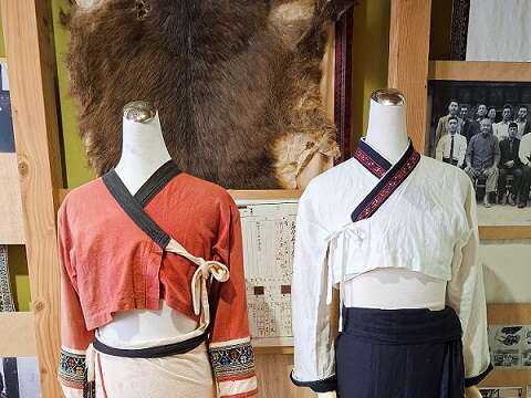 5.吉贝耍部落学堂内复制的西拉雅族服饰。（张耘书拍摄）