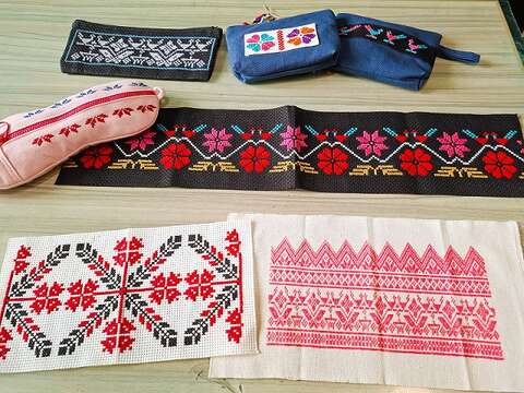 除了传统族服上的饰条，十字绣运用於生活物件，可发展为文创商品。（张耘书拍摄）