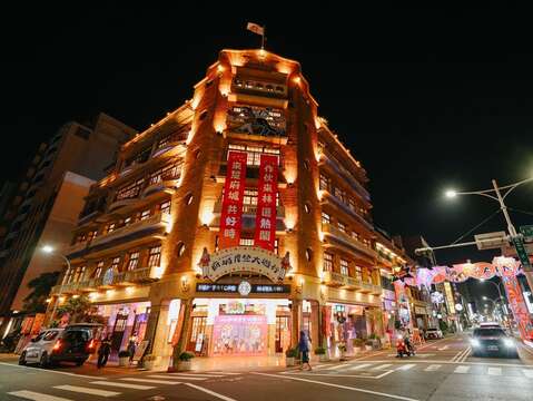 迎接2025府城摩登大游行，林百货外墙特别挂上庆祝标语