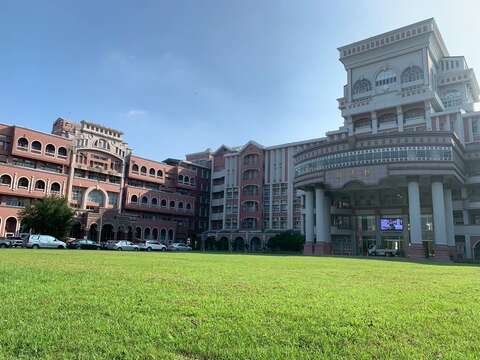 活动场地-曾文市政愿景园区_致远楼前草坪