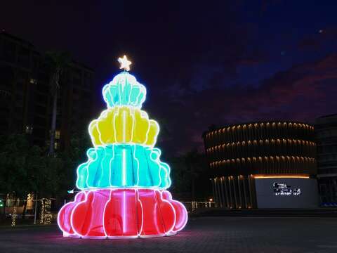 新营文化中心的圣诞树则以缤纷云朵作为飞行船意象，象徵希望的航行