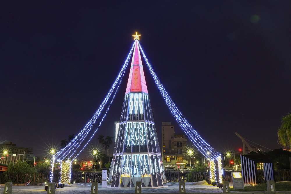 河樂燈區的聖誕樹以鏡面壓克力與多面幾何結構打造