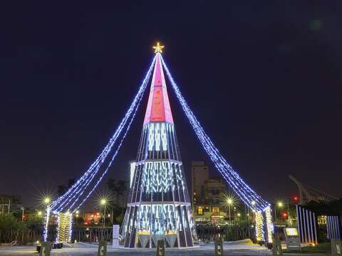 河乐灯区的圣诞树以镜面压克力与多面几何结构打造
