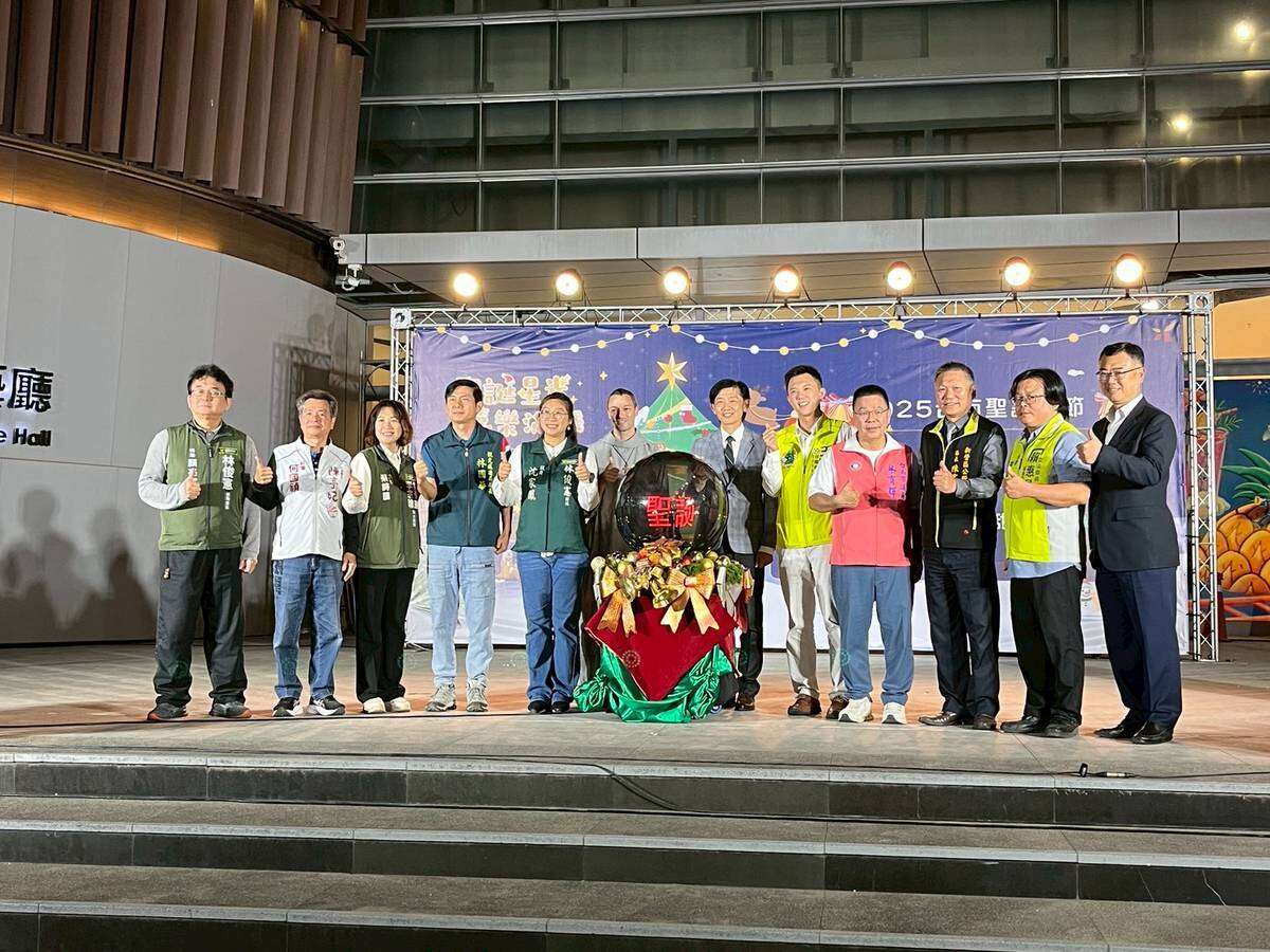 貴賓共同點亮聖誕樹