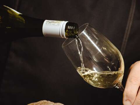 活动现场提供法国葡萄酒搭配佐酒点心,呈现优雅细致的品饮体验。