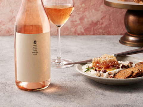 澳洲葡萄酒於展区展示,呈现南半球独有的风土特色与酒款风味。