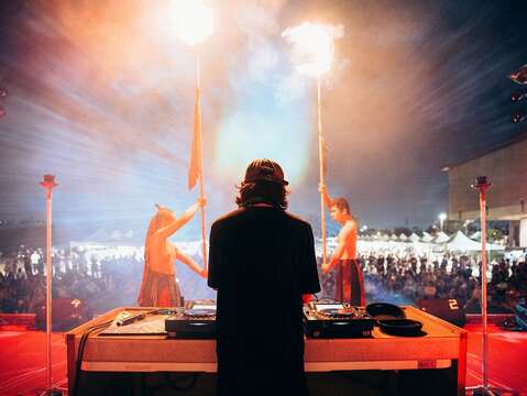 44唱片行带来DJ音乐派对,以流动节奏与迷人音场打造微醺而愉悦的氛围。