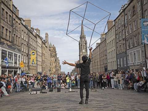 街头艺人於活动期间进行演出,为场域带来活力与节庆气息。