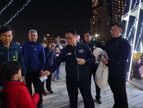 市长与现场民众互动