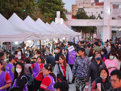 闯关游戏满满人潮