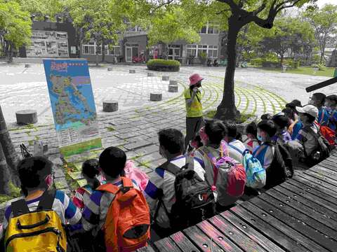 虎头埤风景区志工为国小学童进行园区解说