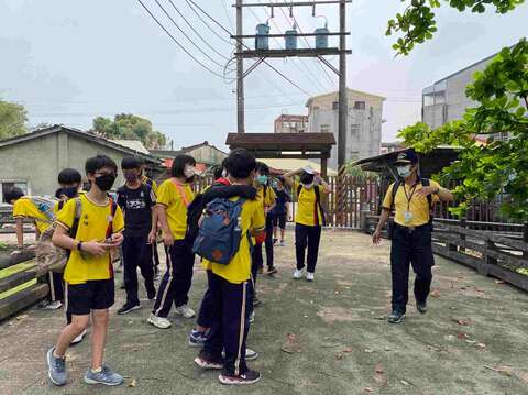 虎头埤风景区志工解说介绍新化神社遗构御神桥