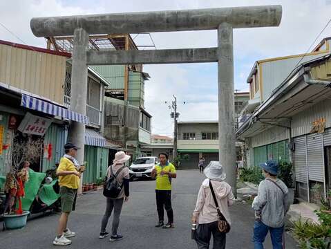 虎头埤志工进行新化神社遗构鸟居桥解说