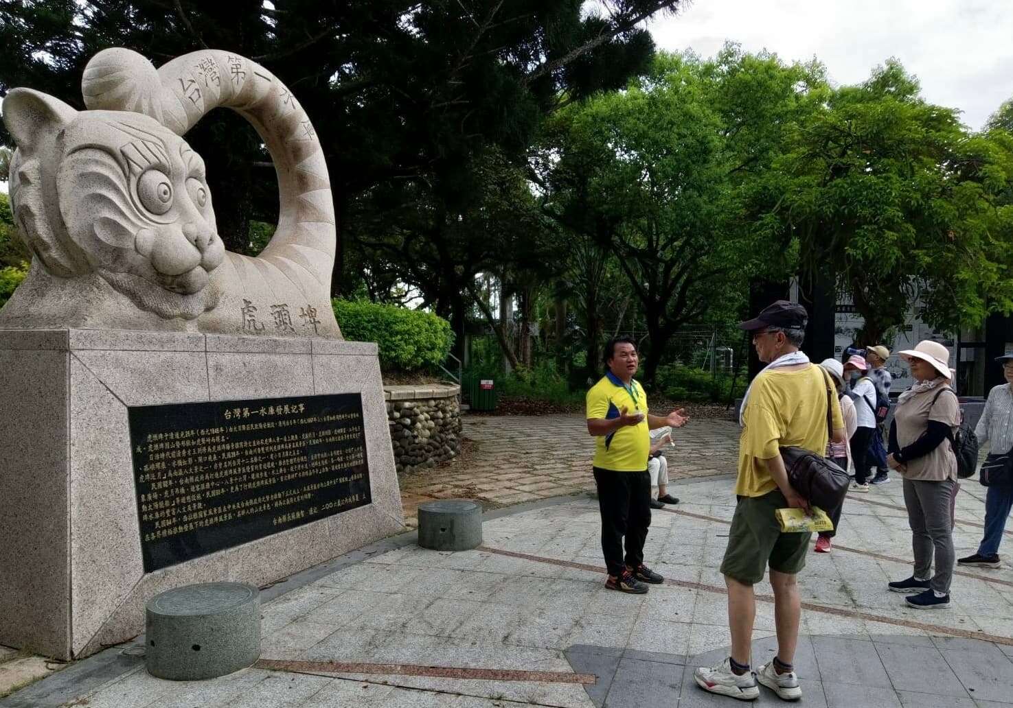 虎頭埤志工於迎新廣場前提供導覽解說服務