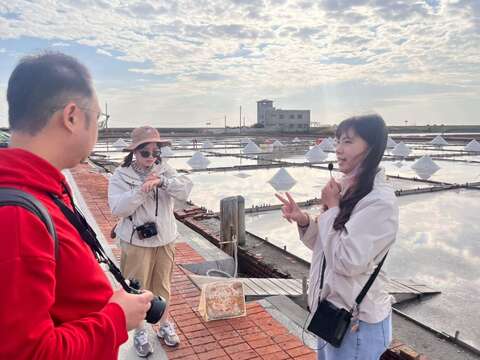 导览人员向马来西亚媒体团解说传统晒盐工法