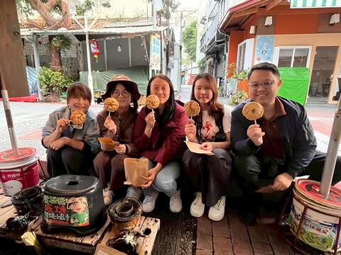 马来西亚媒体团到访府中街煮椪糖体验