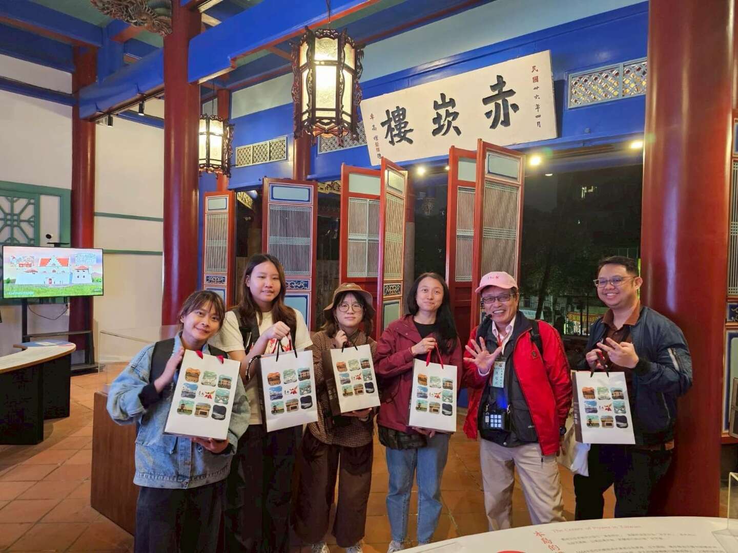觀旅局致贈蝦餅、梅柚片、月老軟糖等臺南特色伴手禮