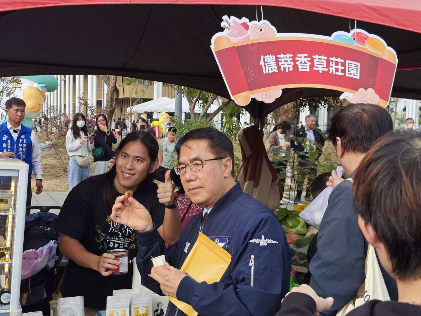 市長參觀市集攤商