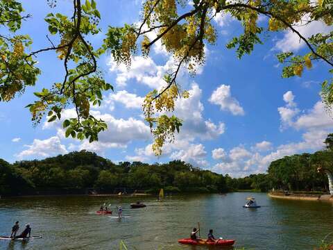 游客在虎头埤风景区进行水域活动