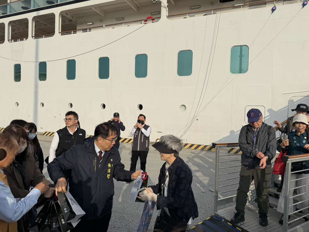 國際豪華觀光郵輪海洋富士號到訪安平港 黃偉哲市長親迎旅客並贈禮推廣臺南觀光