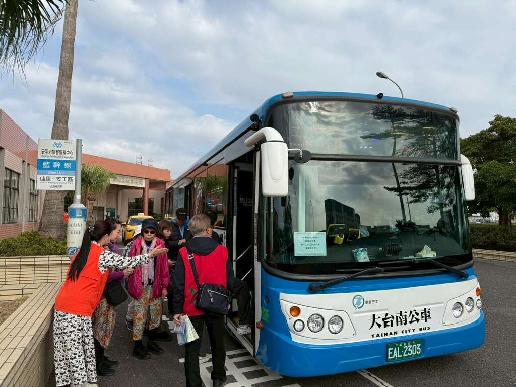 國際豪華觀光郵輪海洋富士號到訪安平港 黃偉哲市長親迎旅客並贈禮推廣臺南觀光
