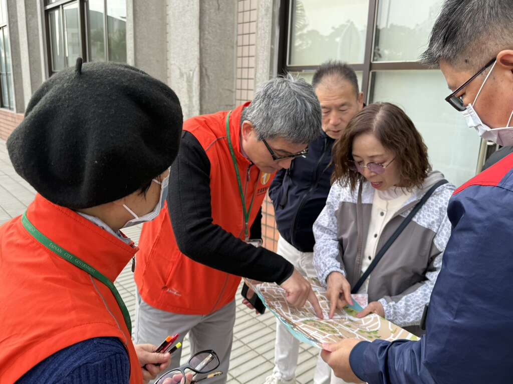 國際豪華觀光郵輪海洋富士號到訪安平港 黃偉哲市長親迎旅客並贈禮推廣臺南觀光