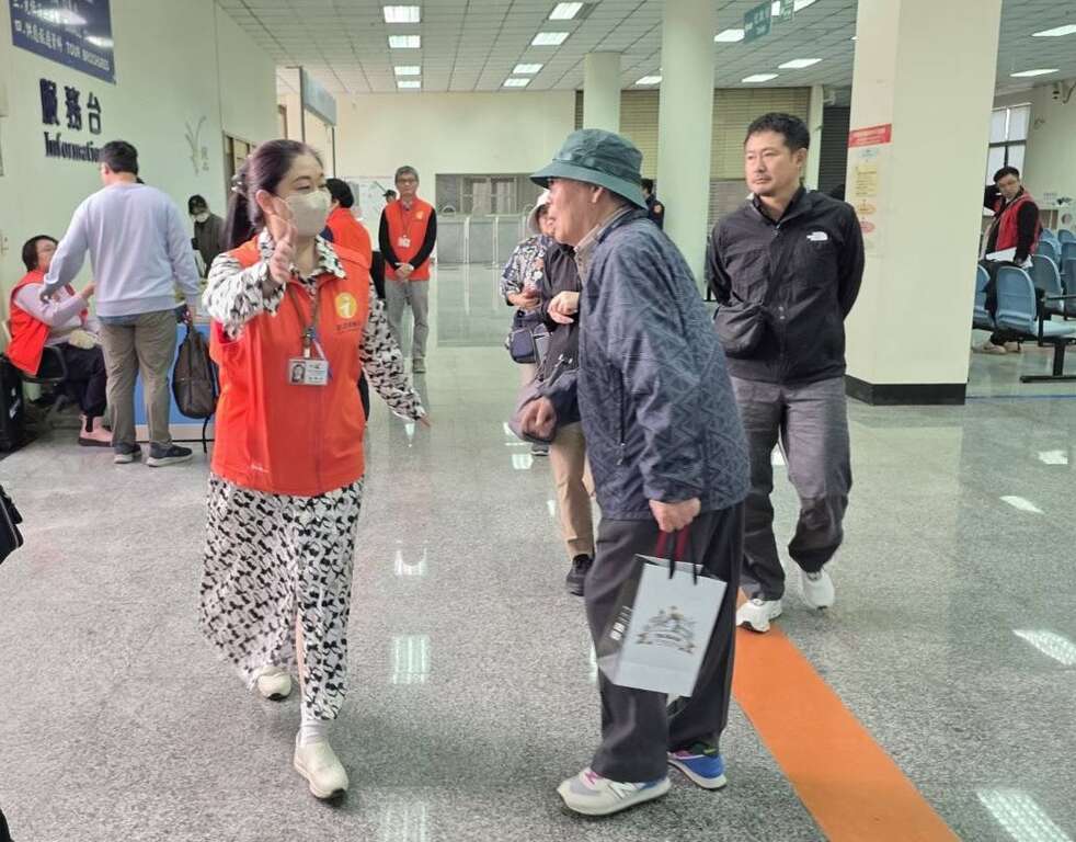 國際豪華觀光郵輪海洋富士號到訪安平港 黃偉哲市長親迎旅客並贈禮推廣臺南觀光