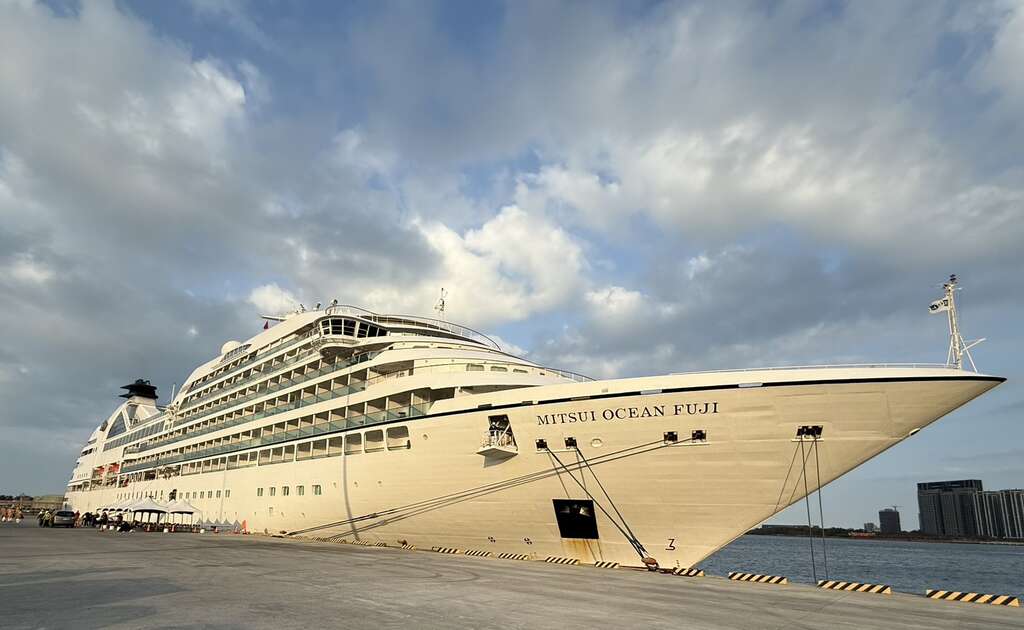 國際豪華觀光郵輪海洋富士號到訪安平港 黃偉哲市長親迎旅客並贈禮推廣臺南觀光