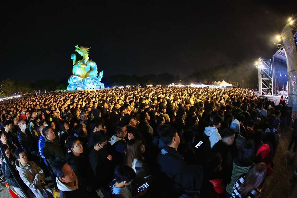 2026南科迎曦音樂節今(24)日熱鬧登場 市集、燈光秀及演唱會 吸引逾3萬人次齊聚新市