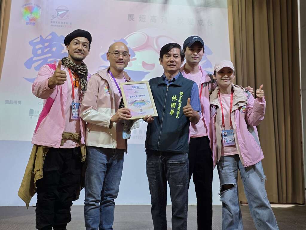 梦天使义工团主席霍伟尧及艺人活动大使致赠感谢状