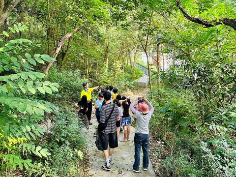 志工导览亲子生态步道